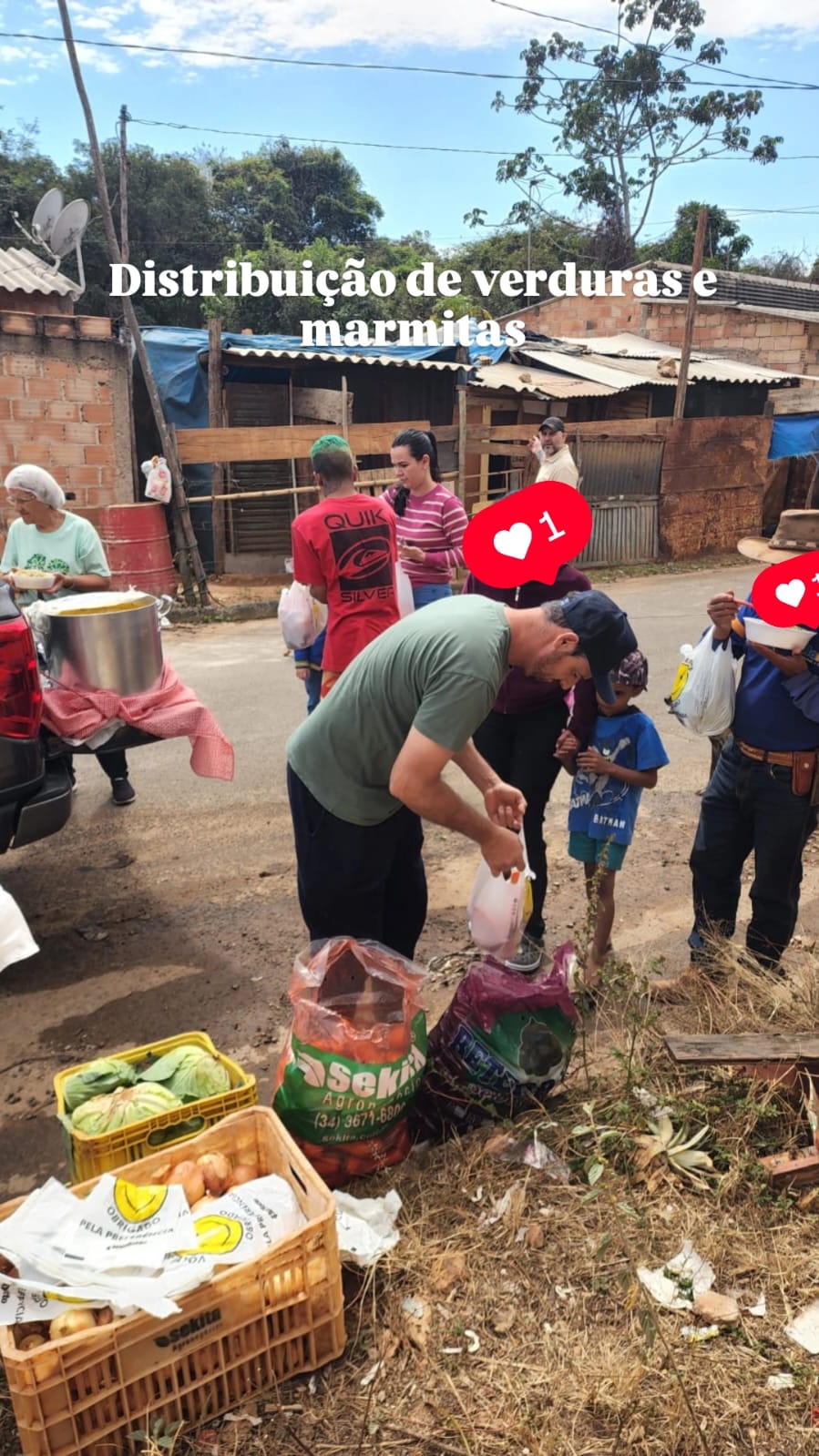 DISTRIBUIÇÃO DE VERDURAS E MARMITAS EM ARAXÁ